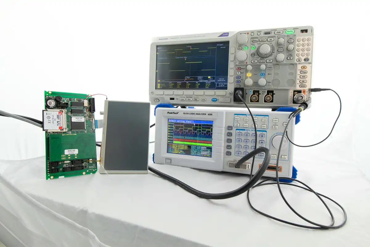 Leiterplatte und verschiedene elektronische Geräte mit Bildschirmen