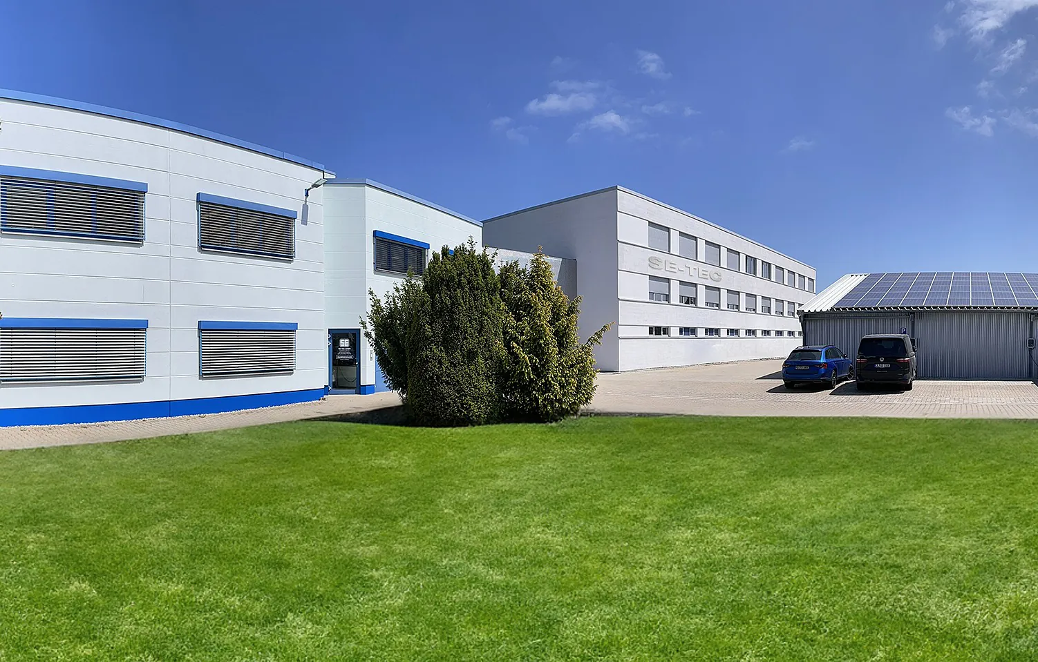 Wir haben uns noch einmal richtig vergrößert. Jetzt ist viel Platz für die 65 Mitarbeiter, sehr viel neue Technik und genug Raum für die Zukunft SE-TEC das neue Fertigungsgebäude