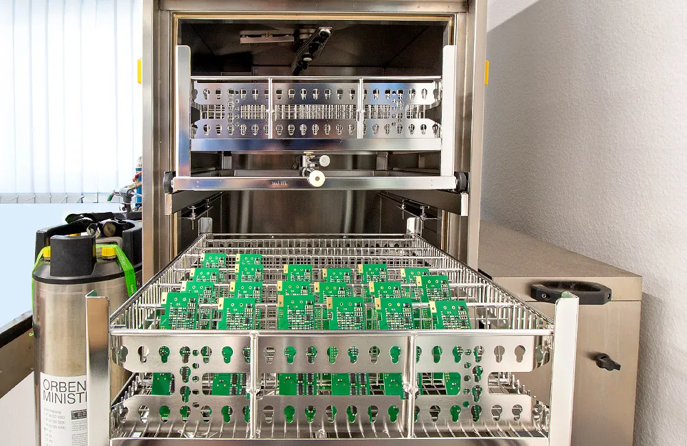 Reinigungsanlage mit einem Korb voller Leiterplatten