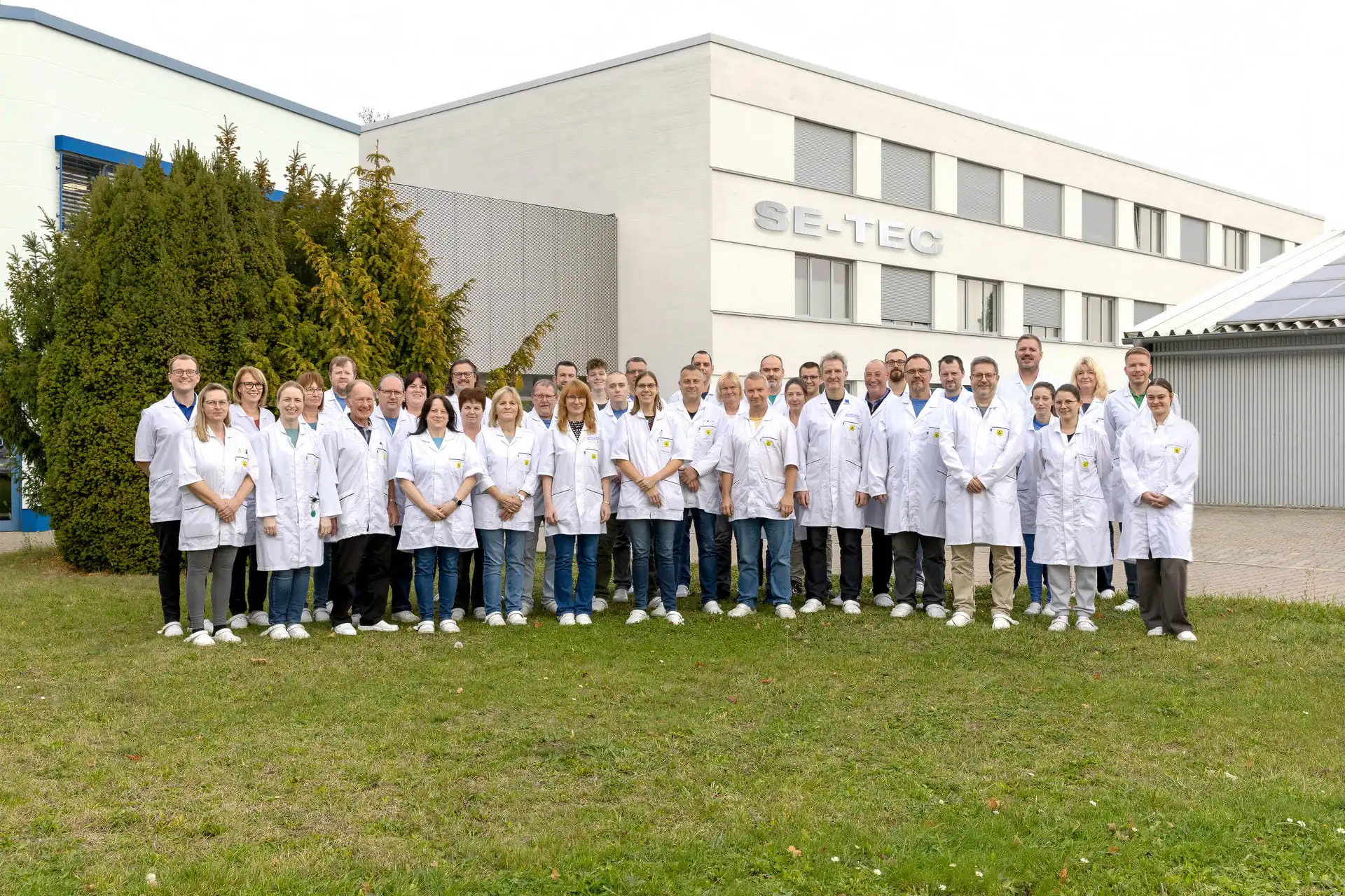 Das SE-TEC Team vor dem Firmengebäude